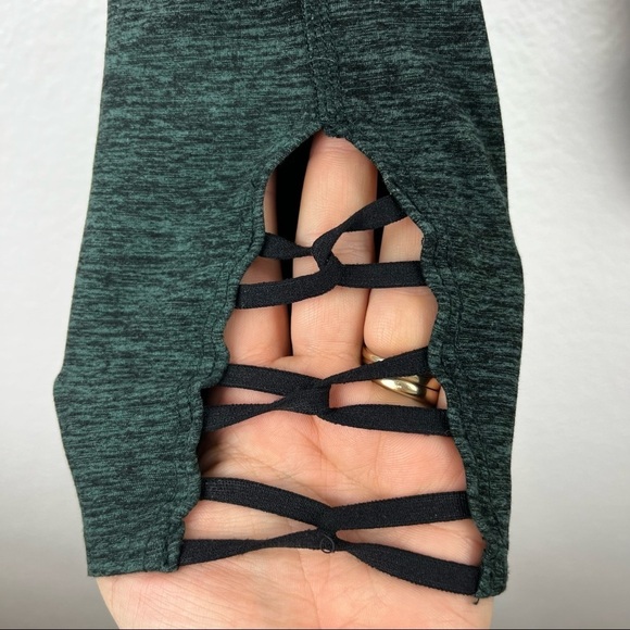 BEYOND YOGA High Rise Space Dye Capri Leggings, Elastic Cuff Detail, Green, S - Picture 4 of 7